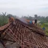 Warga bergotong royong menangani bangunan yang roboh akibat angin puting beliung di Kecamatan Cihaurbeuti Kabupaten Ciamis, Senin (2/6/2025). (Cecep Herdi/Jabar Ekspres)