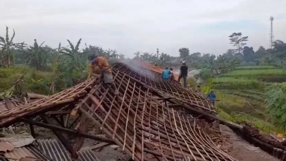 Angin Kencang Terjang 2 Desa di Ciamis, Puluhan Rumah Rusak Warga bergotong royong menangani bangunan yang roboh akibat angin puting beliung di Kecamatan Cihaurbeuti Kabupaten Ciamis, Senin (2/6/2025). (Cecep Herdi/Jabar Ekspres)