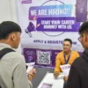 Ilustrasi: Pencari kerja mencari informasi lowongan pekerjaan. Foto: Dimas Rachmatsyah / Jabar Ekspres