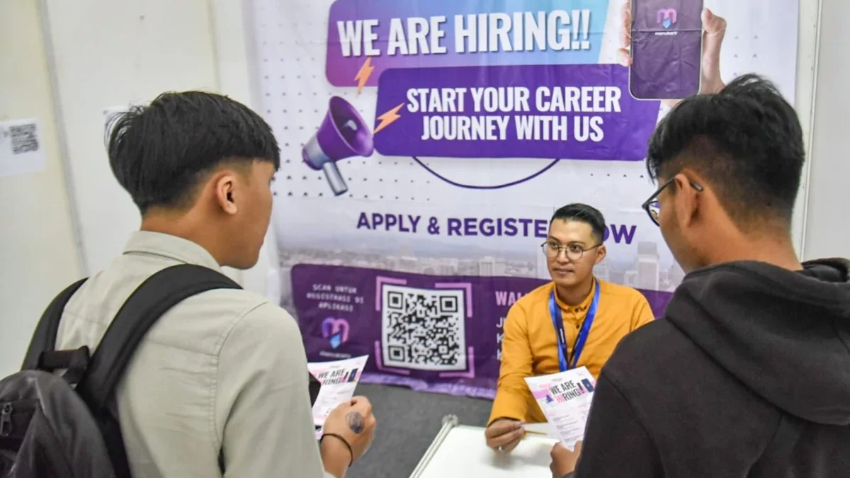 Ilustrasi: Pencari kerja mencari informasi lowongan pekerjaan. Foto: Dimas Rachmatsyah / Jabar Ekspres