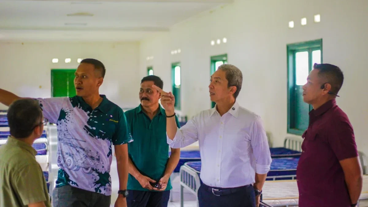 Wali Kota Bogor, Dedie A. Rachim bersama Dandim 0606/Kota Bogor, Kolonel Inf Dwi Agung Prihanto dan Danyonif 315/Garuda, Letkol Inf Bistok Barry Simarmata memastikan kesiapan barak militer di Yonif 315/Garuda, Kota Bogor, Minggu (1/6).(Yudha Prananda / Jabar Ekspres)