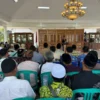 Owner Gandara Grup, H. Cahya Gandara saat sosialisasi di depan pengurus DKM se Kota Banjar, di Pendopo, Senin (2/6/2025). (Cecep Herdi/Jabar Ekspres)