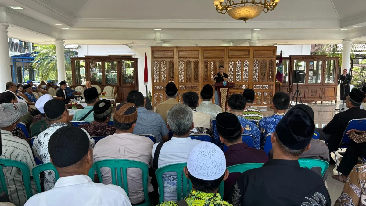 Gandara Grup Bangun 100 Masjid dan Musala di Banjar, Wali Kota: Ini Orang Baik Owner Gandara Grup, H. Cahya Gandara saat sosialisasi di depan pengurus DKM se Kota Banjar, di Pendopo, Senin (2/6/2025). (Cecep Herdi/Jabar Ekspres)