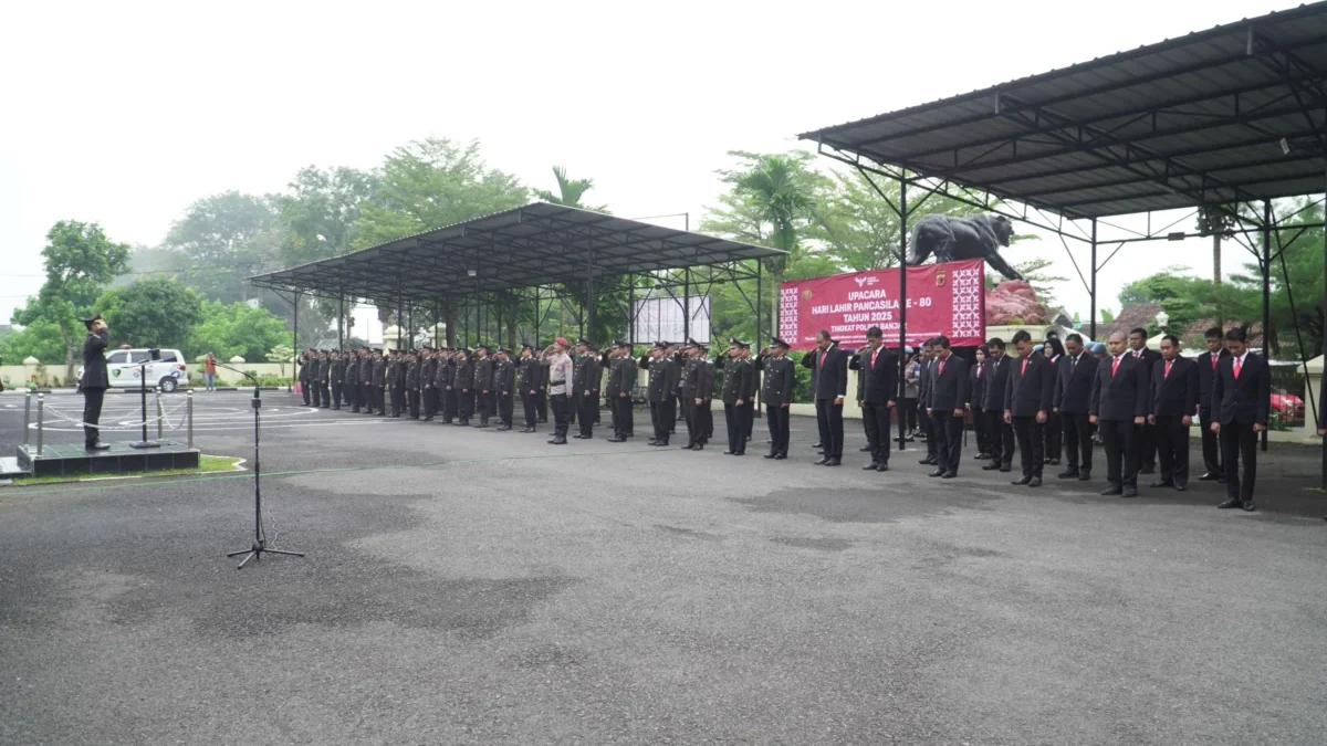 Jajaran Polres Banjar menggelar apel akbar memperingati Hari Lahir Pancasila di halaman Mapolres Banjar, Jawa Barat, Senin (2/6/2025). (Cecep Herdi/Jabar Ekspres)