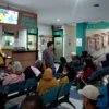 Ilustrasi masyarakat saat antre di Puskesmas Ibrahim Adjie Kota Bandung.