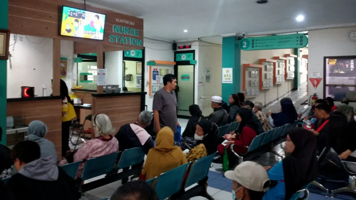 Ilustrasi masyarakat saat antre di Puskesmas Ibrahim Adjie Kota Bandung.