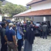 Solidaritas pedagang tradisional kota Bandung mendatangi kantor Inspektorat daerah kota Bandung, Jalan Aceh, Senin (2/6). Foto: Nizar / Jabar Ekspres