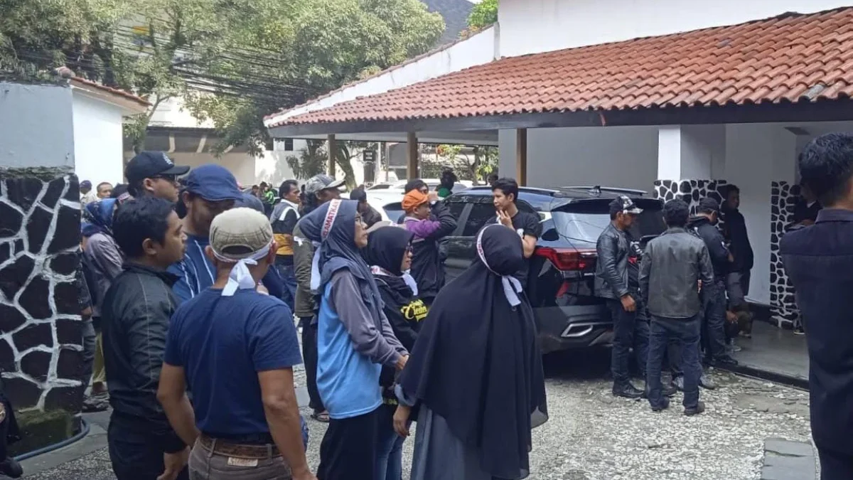 Tolak Revitalisasi, Ratusan Pedagang Pasar di Kota Bandung Gelar Aksi Damai Solidaritas pedagang tradisional kota Bandung mendatangi kantor Inspektorat daerah kota Bandung, Jalan Aceh, Senin (2/6). Foto: Nizar / Jabar Ekspres