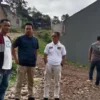 Satpol PP Sumedang saat peninjauan sekaligus penghentian sementara aktivitas penataan lahan, oleh Perumahan SBG yang berlokasi di wilayah Desa Cihanjuang, Kecamatan Cimanggung.