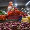 Pedagang menjual kebutuhan pokok bawang dan cabai di Pasar Kosambi, Kota Bandung, Senin (2/6). Foto: Dimas Rachmatsyah / Jabar Ekspres