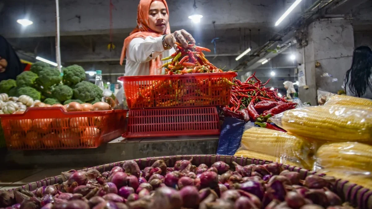 Jelang Idul Adha, Harga Pangan di Kota Bandung Relatif Aman Pedagang menjual kebutuhan pokok bawang dan cabai di Pasar Kosambi, Kota Bandung, Senin (2/6). Foto: Dimas Rachmatsyah / Jabar Ekspres