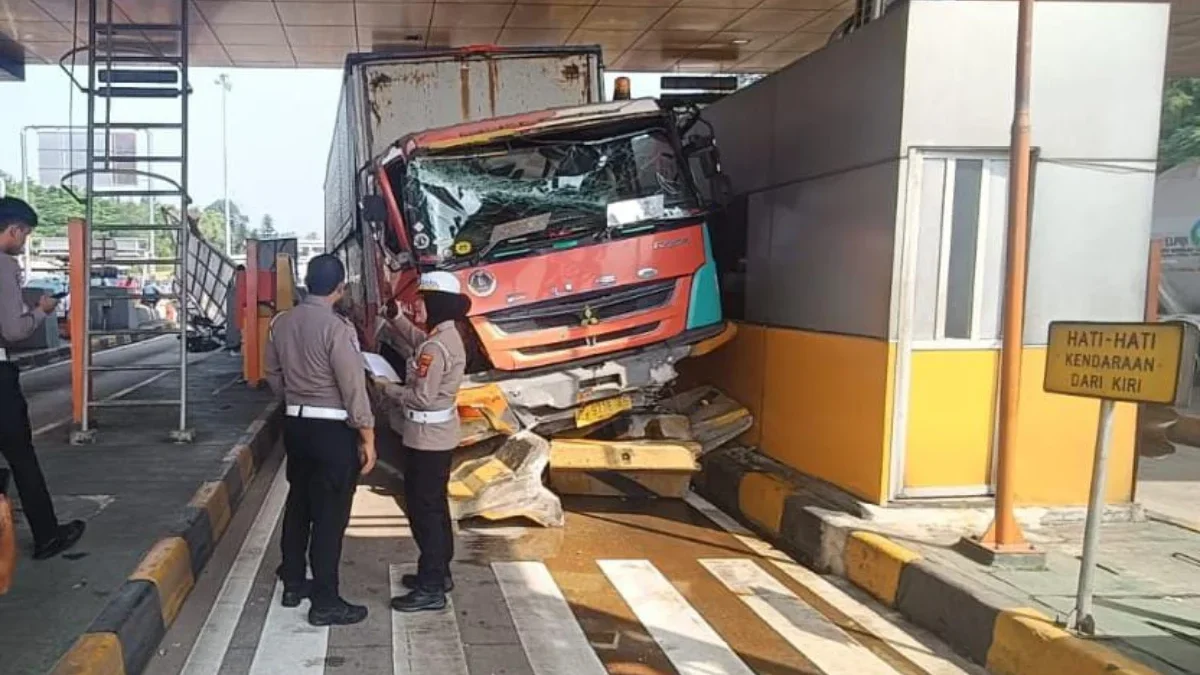 Detik-detik insiden Truk Fuso menabrak GT Ciawi 2, Kota Bogor, Senin (2/6). (Yudha Prananda / Istimewa)