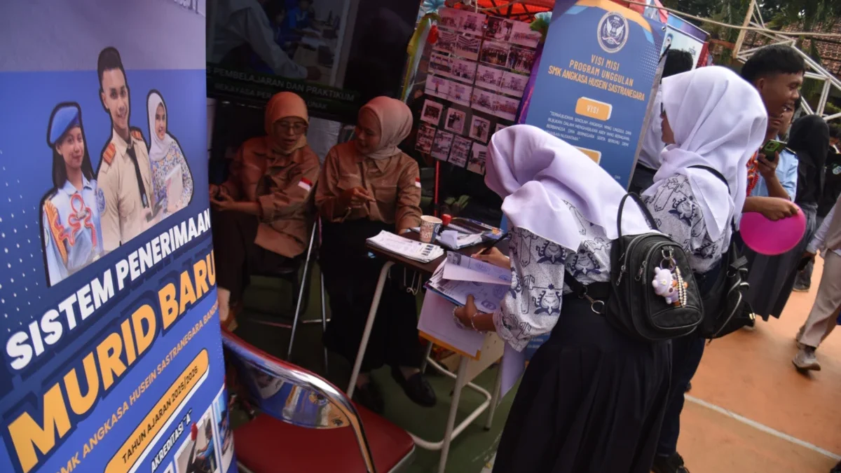 Pemkot Bandung Hanya Bantu Kategori Tertentu, Sekolah Swasta Tak Sepenuhnya Gratis? Ilustrasi: Siswa SMP mencari informasi berbagai jenjang pendidikan saat Pameran Sekolah di SMK Negeri 12, Jalan Pajajaran, Kota Bandung, Selasa (3/6). Foto: Dimas Rachmatsyah / Jabar Ekspres
