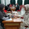 Masyarakat saat cek gula darah di Gedun Sate, Selasa (3/6).
