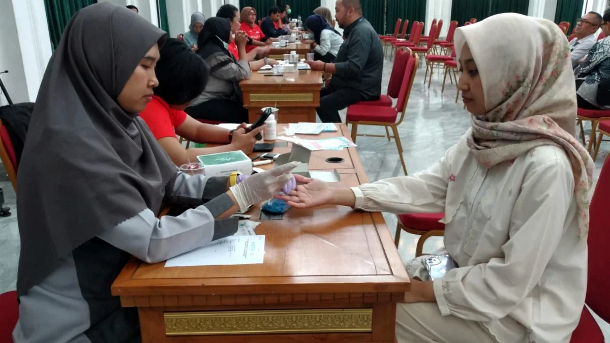 Masyarakat saat cek gula darah di Gedun Sate, Selasa (3/6).