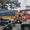 Truk Odol saat melintas di jalanan. foto/Bas