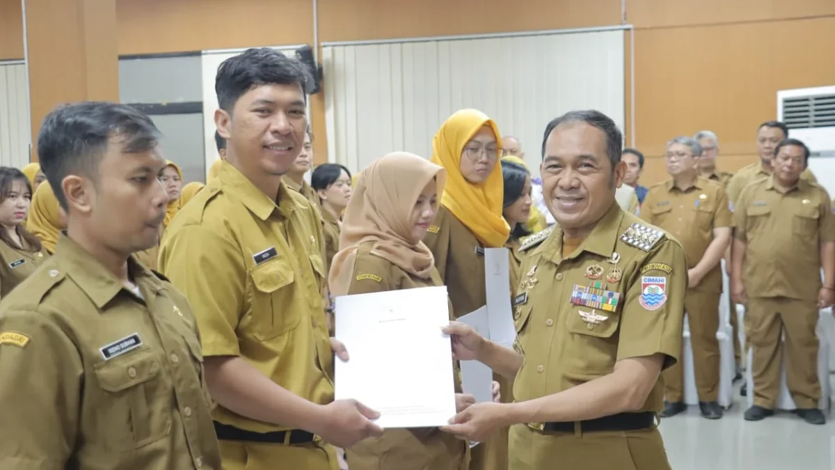 Ngatiyana Ajak CPNS Baru Tingkatkan Profesionalisme dan Respons Publik di Era Digital Wali Kota Cimahi, Ngatiyana saat Penyerahan SK CPNS Tahun 2024 (Mong)