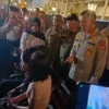Dok. Kapolrestabes Bandung Kombes Pol Budi Sartono saat lakukan sosialisasi jam malam kepada para pelajar di kawasan Asia Afrika, Kota Bandung.