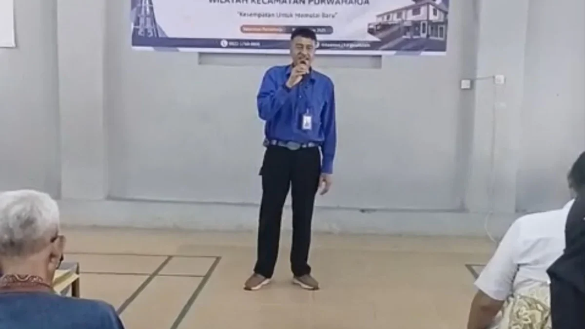 Kepala Bagian Hubungan Pelanggan Perumdam Tirta Anom, Yogi Indriadji, saat menyampaikan sosialisasi program pemutiha piutang di Kelurahan Purwaharja Kota Banjar, Rabu (4/5/2025). (Cecep Herdi/Jabar Ekspres)