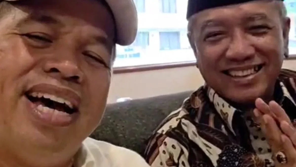 22,5 Persen Jalan Kota Banjar Rusak, Gubernur Jabar Janji Perbaikan Tuntas 3 Tahun Tangkapan layar video pendek Gubernur Jabar Dedi Mulyadi (KDM) bersama Wali Kota Banjar H Sudarsono sedang duduk berdampingan baru-baru ini. Dalam video itu, KDM berjanji akan memuluskan jalan rusak di Kota Banjar tuntas selama 3 tahun.