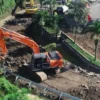 Sejumlah alat berat dari Pemprov Jabar melakukan kegiatan fisik di area Jalan Saleh Danasasmita, Batutulis, Kota Bogor, beberapa waktu lalu. (Yudha Prananda / Jabar Ekspres)