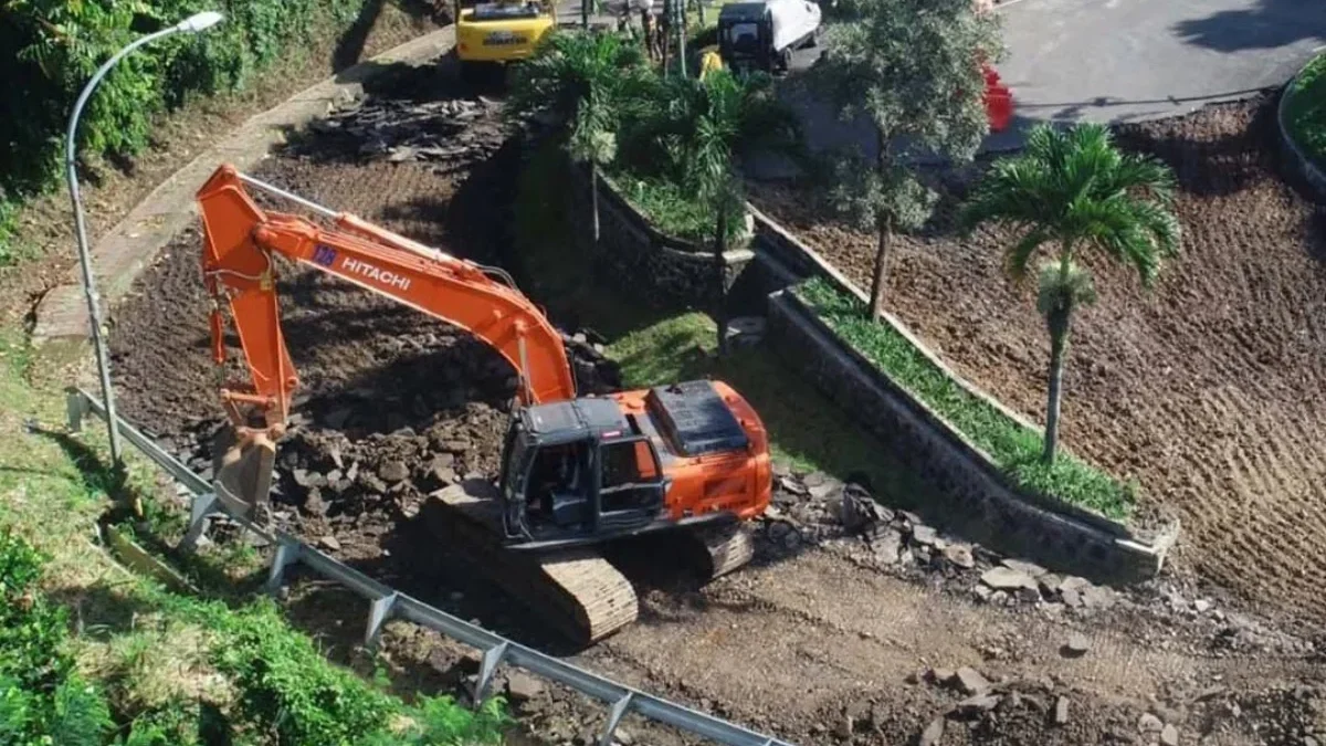 Siap Kucurkan Rp25M, Dedi Mulyadi Buktikan Komitmen Bangun Jalan Baru di Batutulis Bogor Sejumlah alat berat dari Pemprov Jabar melakukan kegiatan fisik di area Jalan Saleh Danasasmita, Batutulis, Kota Bogor, beberapa waktu lalu. (Yudha Prananda / Jabar Ekspres)