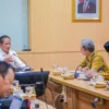 Wali Kota Bogor, Dedie A. Rachim dan Bupati Bogor, Rudy Susmanto saat mengunjungi Menteri Lingkungan Hidup Republik Indonesia, Hanif Faisol. (Yudha Prananda / Istimewa)