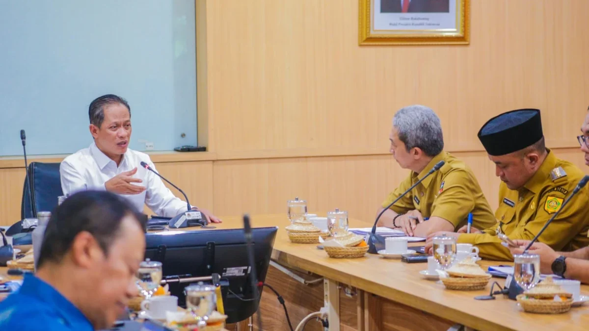 Minta Dukungan KLH, Dua Kepala Daerah Bogor Raya Sejalan Urus Solusi Pengelolaan Sampah Wali Kota Bogor, Dedie A. Rachim dan Bupati Bogor, Rudy Susmanto saat mengunjungi Menteri Lingkungan Hidup Republik Indonesia, Hanif Faisol. (Yudha Prananda / Istimewa)