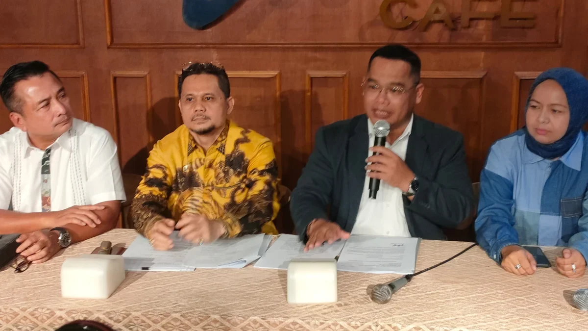 Dok. Tim Kuasa Hukum Ridwan Kamil, Saat preskon press usai adanya hasil mediasi atas gugatan Lisa Mariana. Rabu (4/6). Foto. Sandi Nugraha.