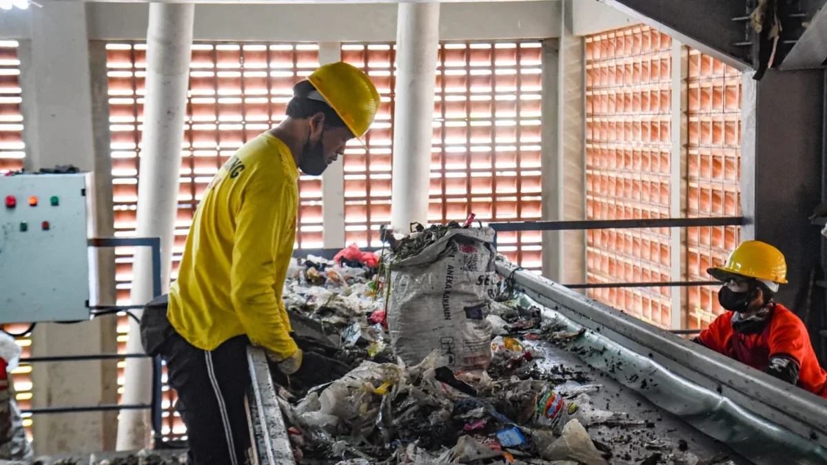 Wacana Insinerator Pemkot Bandung Dinilai Bisa Selesaikan Permasalahan Sampah Klaster Pemukiman di Gedebage Foto ilustrasi Pengolahan sampah di Kota Bandung. (Dimas / JE)