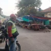 PKL berjajar mejeng di ruas Jalan Kabupaten Bandung, wilayah Kecamatan Cicalengka dekat Alun-Alun. (Yanuar/Jabar Ekspres)