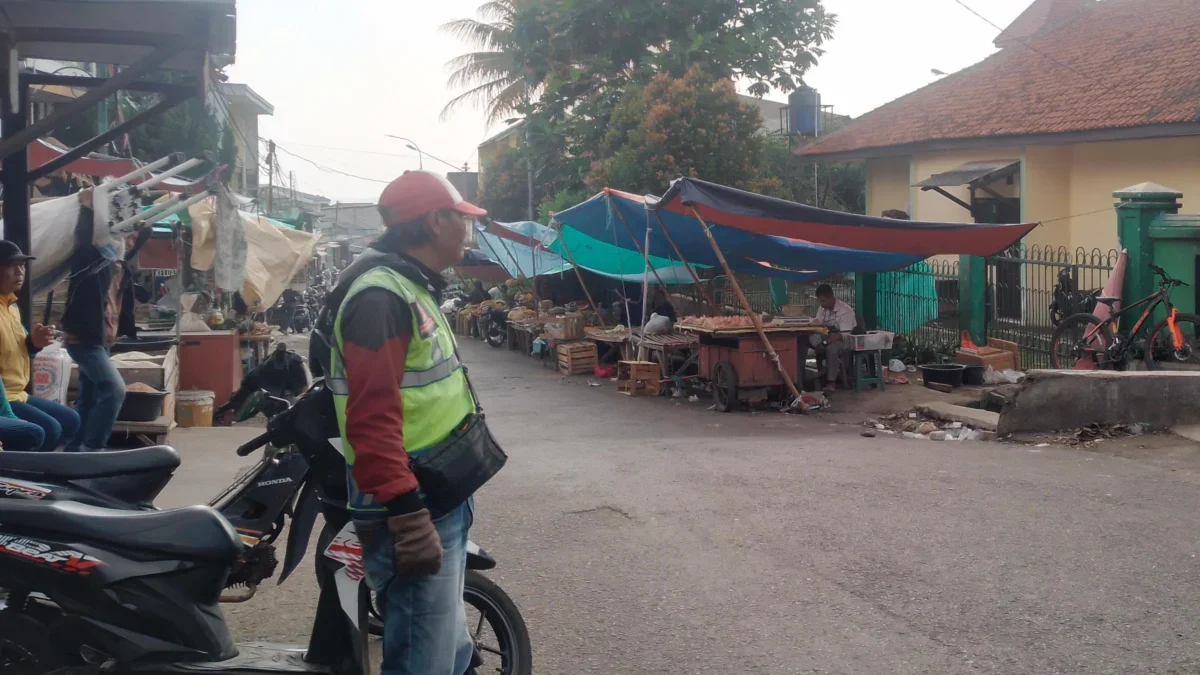 PKL Menjamur di Cicalengka: Rugikan Pasar Tradisional dan Ubah Pola Konsumsi Masyarakat PKL berjajar mejeng di ruas Jalan Kabupaten Bandung, wilayah Kecamatan Cicalengka dekat Alun-Alun. (Yanuar/Jabar Ekspres)