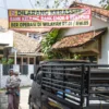 Warga berjalan di bawah spanduk peringatan anti rentenir yang terpasang di Kawasan Gunung Batu, Kecamatan Cicendo, Kota Bandung, Rabu (4/6). Foto: Dimas Rachmatsyah / Jabar Ekspres