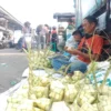Salah Seorang Penjual Ketupat di Luar Pasar Antri (mong)