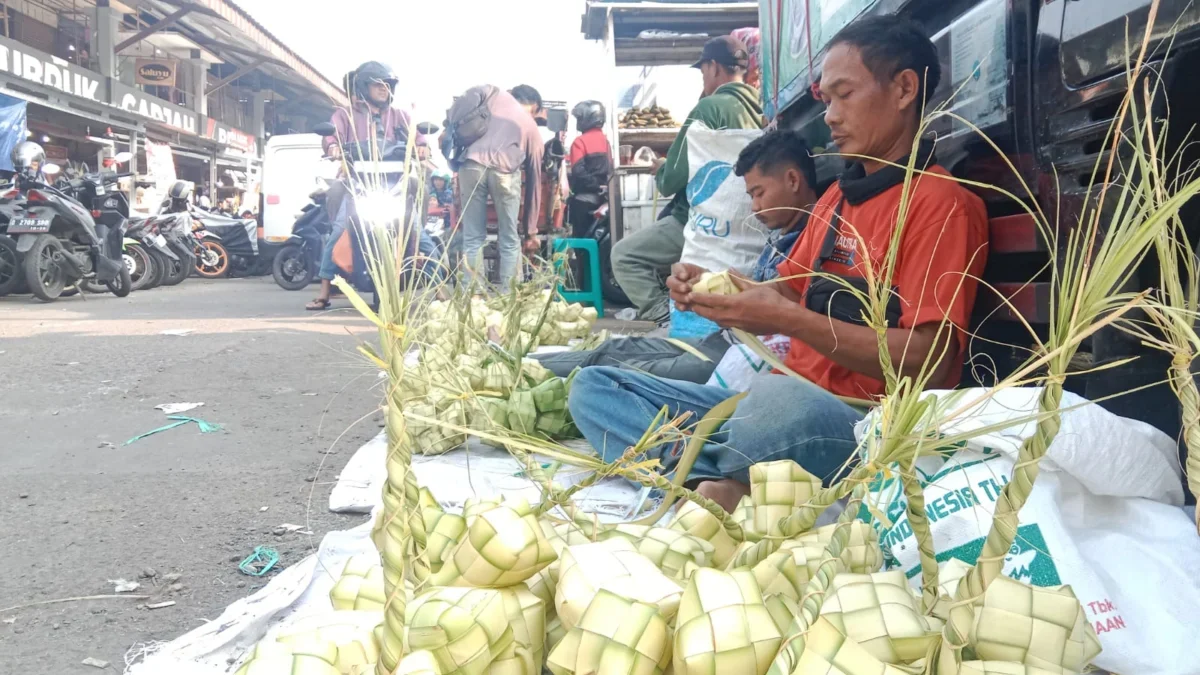Salah Seorang Penjual Ketupat di Luar Pasar Antri (mong)