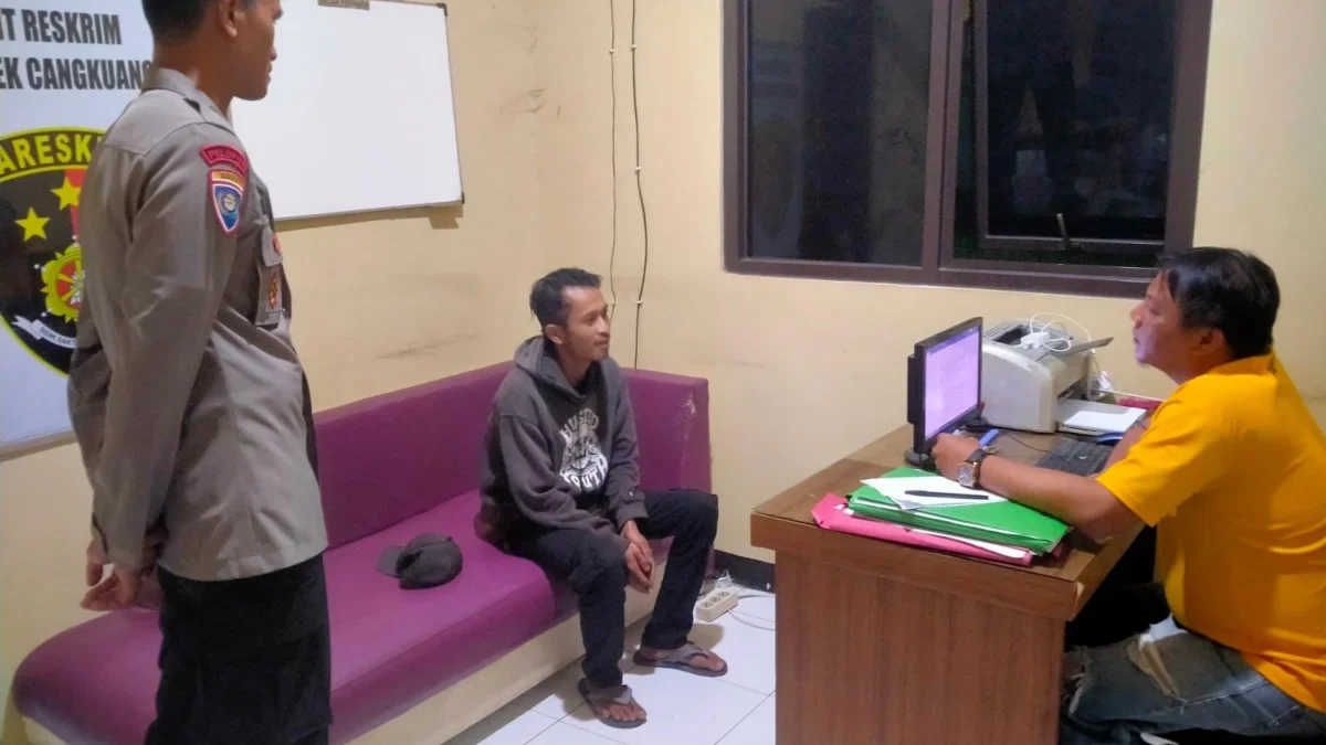 Pelaku PF alias Konon (35) berhasil ditangkap Polsek Cangkuang setelah melakukan penganiayaan terhadap seorang ojol berinisial FS (29) saat sedang menunggu pesanan di kawasan Kampung Tanjung, Desa Tanjungsari, Kecamatan Cangkuang, Kabupaten Bandung. Foto Istimewa