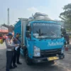 Petugas Dishub Cimahi saat Memerikan Kendaraan yang Over Dimension Over Load (Odol) di Rest Area KM 125 (Mong)