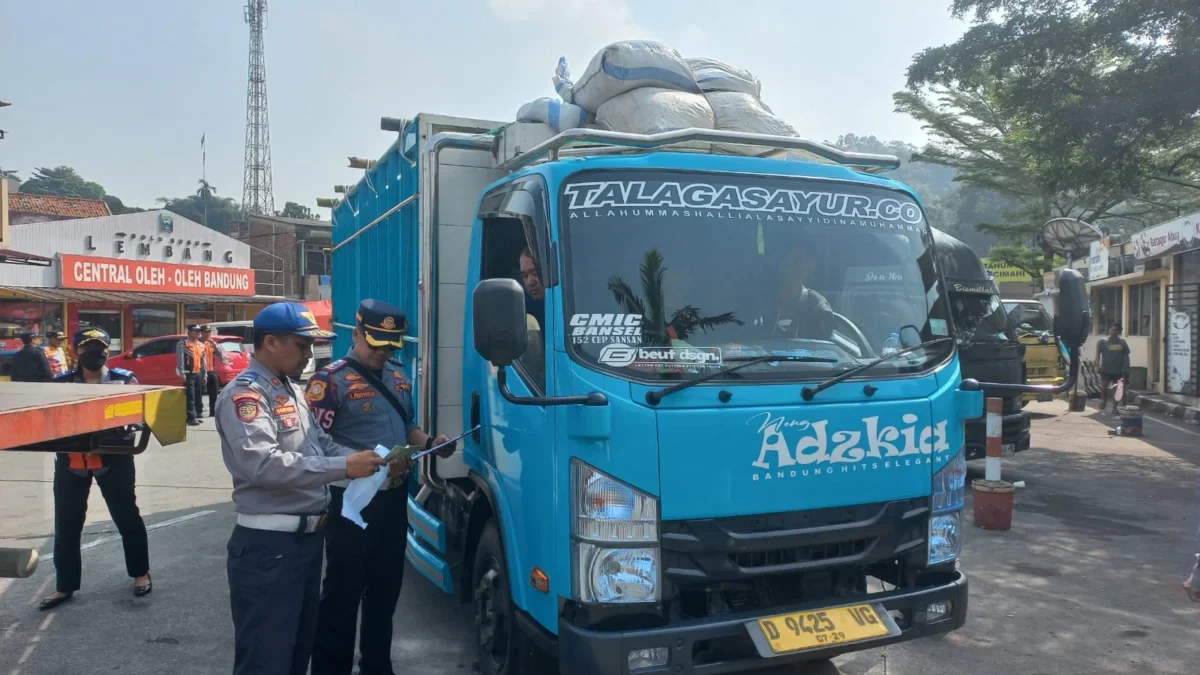 Jelang Idul Adha, Dishub Cimahi Periksa Kelayakan Angkutan Umum dan Barang Petugas Dishub Cimahi saat Memerikan Kendaraan yang Over Dimension Over Load (Odol) di Rest Area KM 125 (Mong)