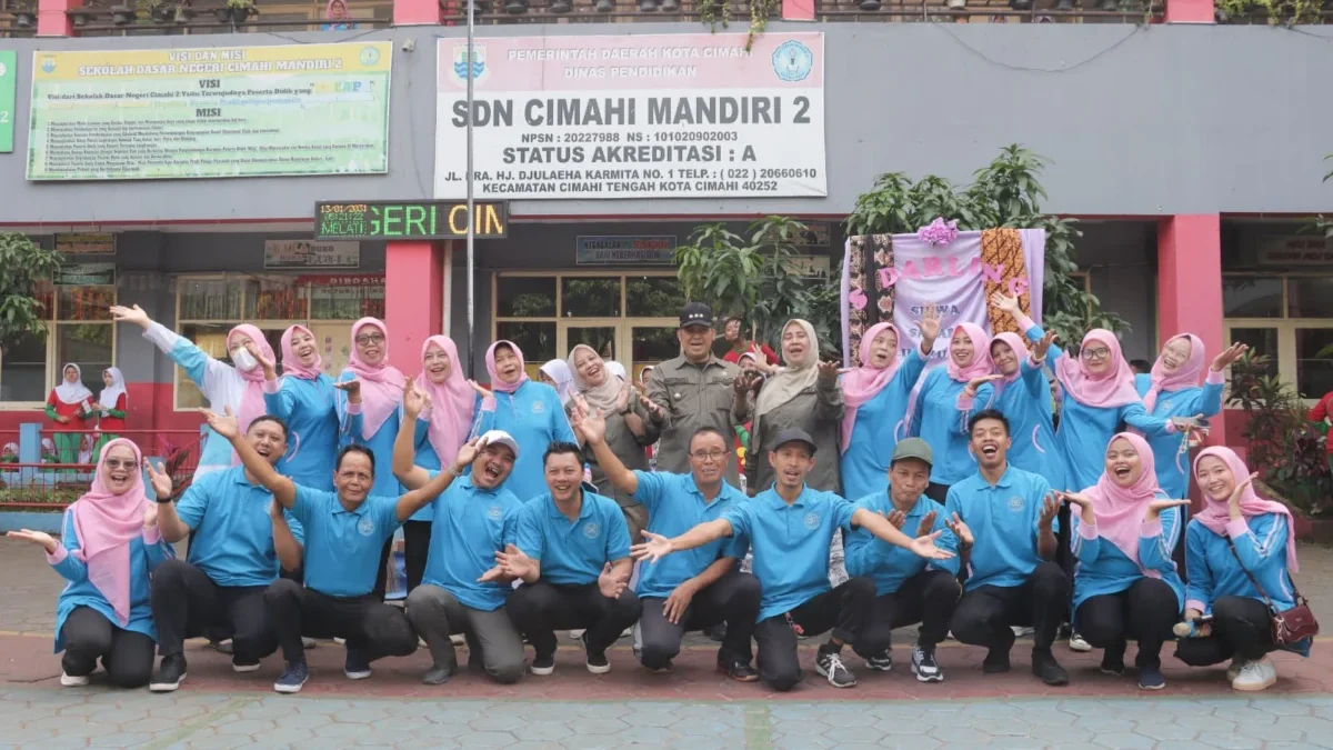 Wali Kota Cimahi, Ngatiyana dan Kadis LH, Chanifah Listyarini bersama Guru SDN Cimahi Mandiri 2 dalam Rangka Hari Lingkungan Hidup Se-Dunia 2025