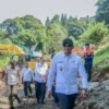 Walil Wali Kota Bogor, Jenal Mutaqin, bersama jajaran saat meninjau lokasi longsor di Jalan Saleh Danasasmita, Batutulis, Kecamatan Bogor Selatan. (Yudha Prananda / Jabar Ekspres)