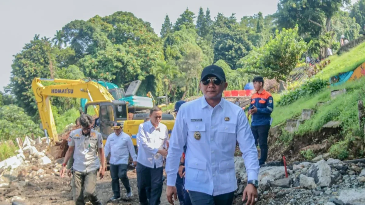 Walil Wali Kota Bogor, Jenal Mutaqin, bersama jajaran saat meninjau lokasi longsor di Jalan Saleh Danasasmita, Batutulis, Kecamatan Bogor Selatan. (Yudha Prananda / Jabar Ekspres)