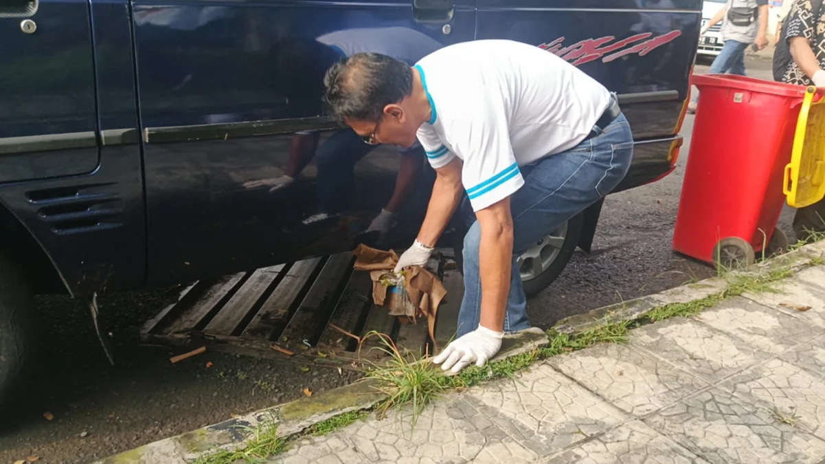 Bupati Pimpin Aksi Pungut Sampah, Ciamis Serukan Perang Lawan Plastik! Bupati Ciamis Herdiat memungut sampah di sela-sela trotoar jalan dalam rangka Hari Lingkungan Hidup Sedunia 2025, Kamis (5/6/2025). (Cecep Herdi/Jabar Ekspres)