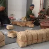 Kurangi Limbah Plastik, Wara Gunakan Besek Untuk Distribusi Daging Kurban di Masjid Agung Cimahi (mong)