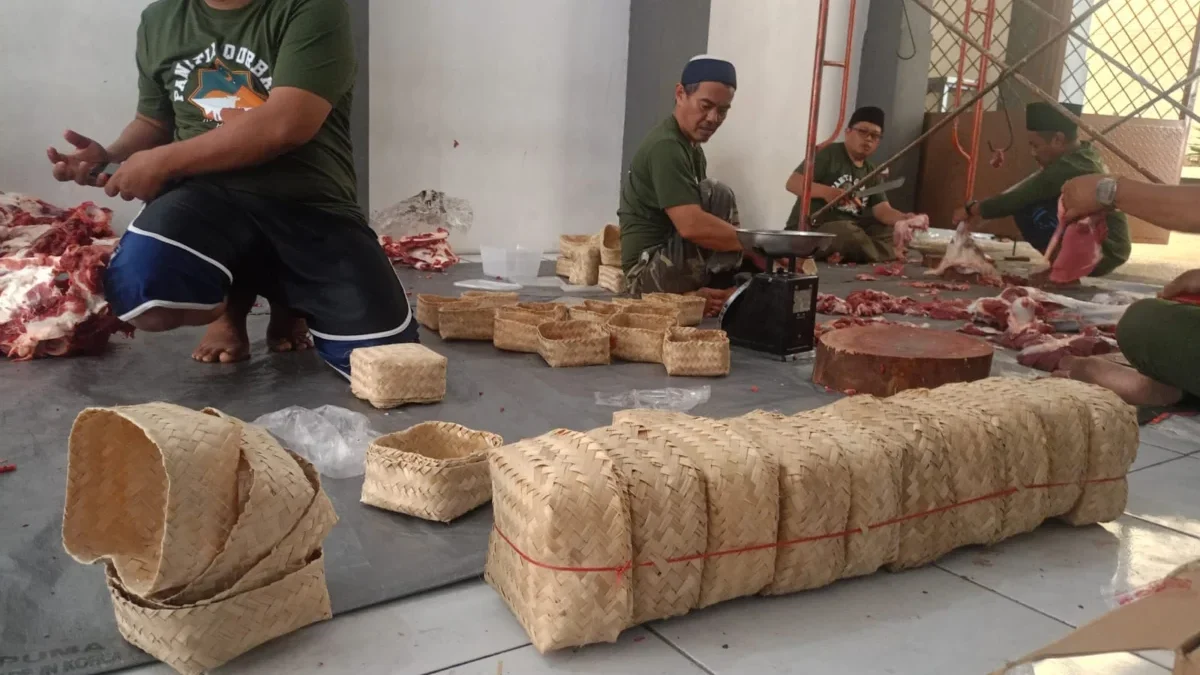 Iduladha Ramah Lingkungan: Masjid Agung Cimahi Gunakan Besek Gantikan Plastik Kurangi Limbah Plastik, Wara Gunakan Besek Untuk Distribusi Daging Kurban di Masjid Agung Cimahi (mong)