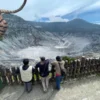 Wisatawan menikmati panorama kawah Gunung Tangkuban Parahu. Dok Jabar Ekspres/Suwitno