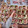 Besek bambu menjadi pilihan wadah pembungkus daging kurban oleh PWI KBB, sebagai bentuk komitmen terhadap pengurangan sampah plastik di momen Iduladha. Sabtu (7/6). Dok Jabar Ekspres/Suwitno