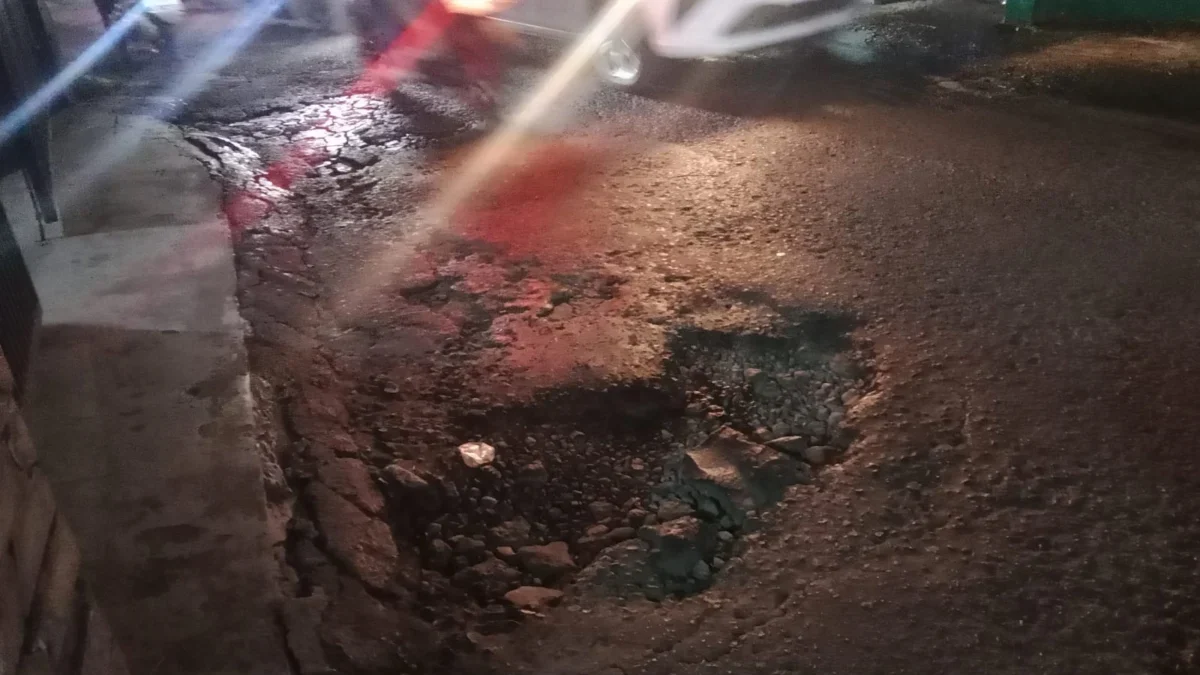Warga Ngeluh Jalan Rusak di Ciwaruga Bandung Barat: Bahayakan Pengendara dan Bikin Macet! Jalan Rusak Berlubang di Desa Ciwaruga, Bandung Barat Picu Kecelakaan (mong)
