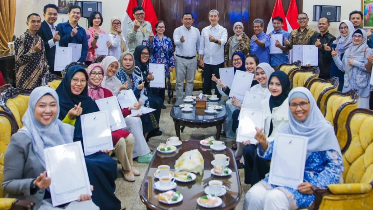 Sejumlah pelaku usaha saat secara simbolis menerima sertifikat Nomor Izin Edar dari BPOM Bogor. (Yudha Prananda / Jabar Ekspres)
