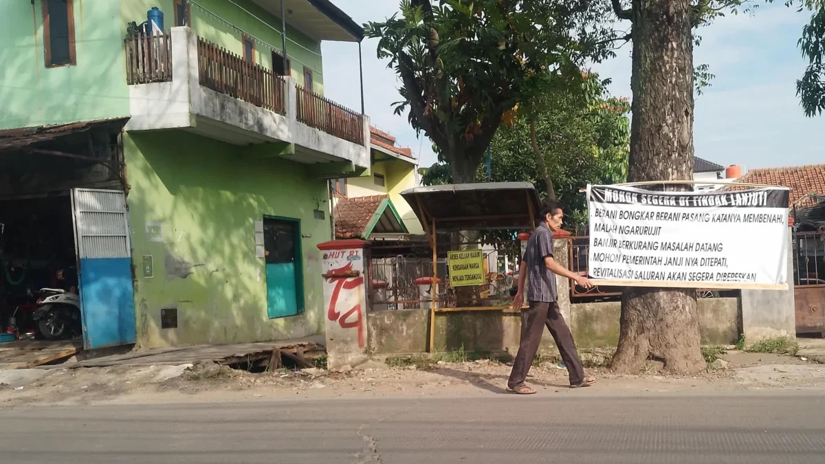 Proyek Normalisasi Drainase di wilayah Desa Rancaekekwetan, Kecamatan Rancaekek, Kabupaten Bandung mangkrak. (Yanuar/Jabar Ekspres)