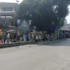 Suasana penaikan penumpang Transjabodetabek P11 Bogor-Blok M di Halte Cidangiang, Baranangsiang, Kota Bogor. (Yudha Prananda / Jabar Ekspres)